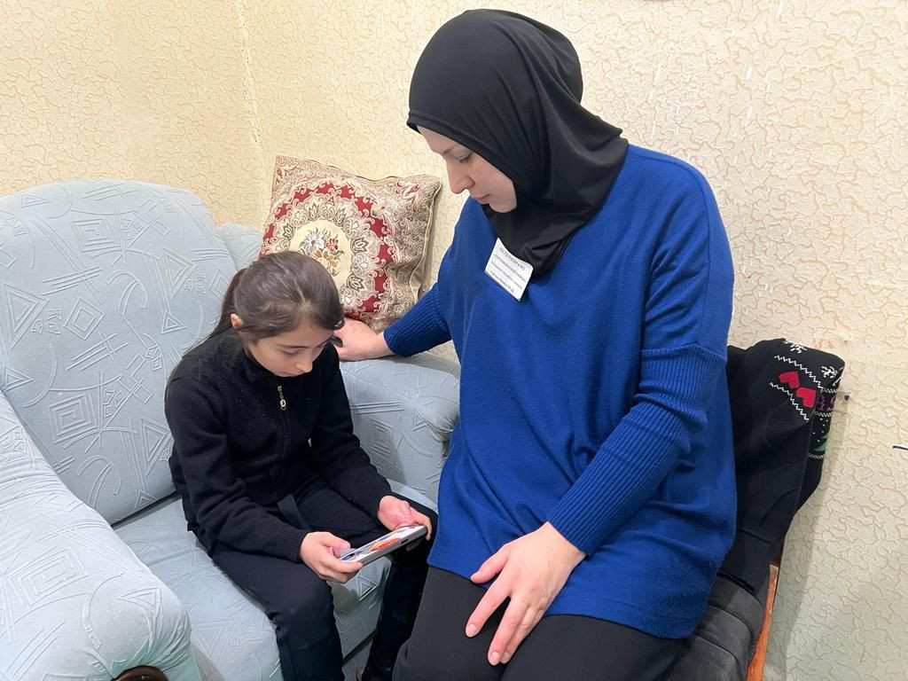 В рабочий день специалиста по работе семьёй и детьми Алиевой Максалины входит посещение своих подопечных, оказывание педагогических услуг и организация досуга для детей.